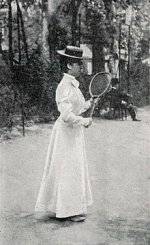 220px-Hélène_Pévost,_championne_de_France_de_tennis_en_1900_(ile_de_Puteaux).jpg