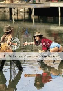 girls_fishing_in_bikinis_29.jpg