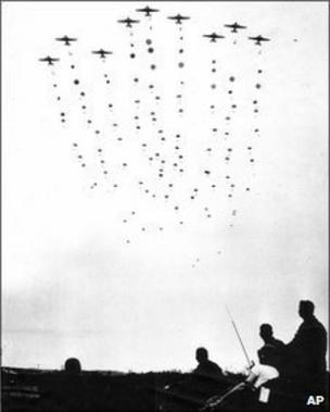 _48168496_paratroops.jpg