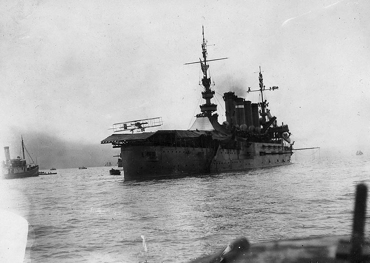 USS_Pennsylvania_-_First_airplane_landing.jpg