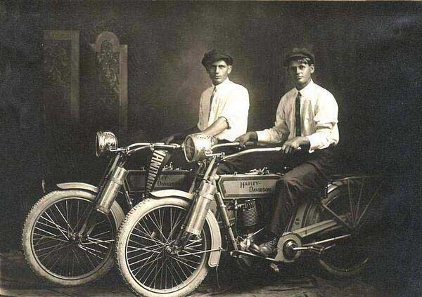 william_harley_%2C_arthur_davidson_1914.jpg